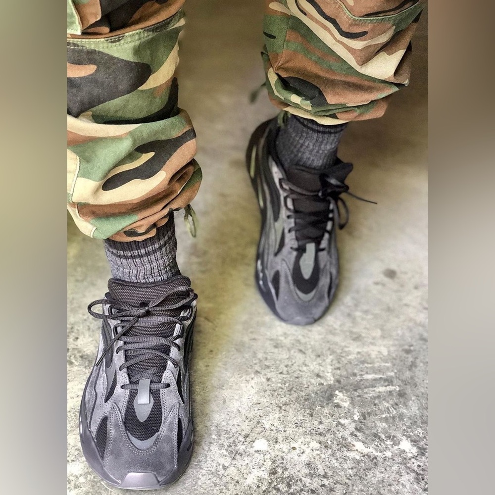 Yeezy Boost 700 V2 “Vanta” Size 10.